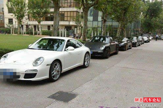 Hai chiếc Porsche màu đen và trắng đỗ trong khuôn viên của trường đại học tại Thượng Hải, Trung Quốc.