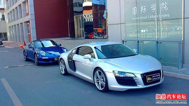 
Cặp đôi siêu xe Audi R8 và Porsche đời cũ tại Học viện Nông nghiệp Quốc tế Trung Quốc.
