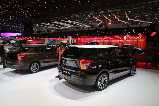 SsangYong Tivoli XLV rõ ràng không phải là mẫu xe đẹp mắt và cuốn hút nhất trong triển lãm Geneva năm nay. Thậm chí, trông SsangYong Tivoli XLV khá bình thường và mờ nhạt so với rừng xe sang và siêu xe như Bugatti Chiron, Lamborghini Centenario, Koenigsegg Regera hay Bentley Mulsanne 2017.