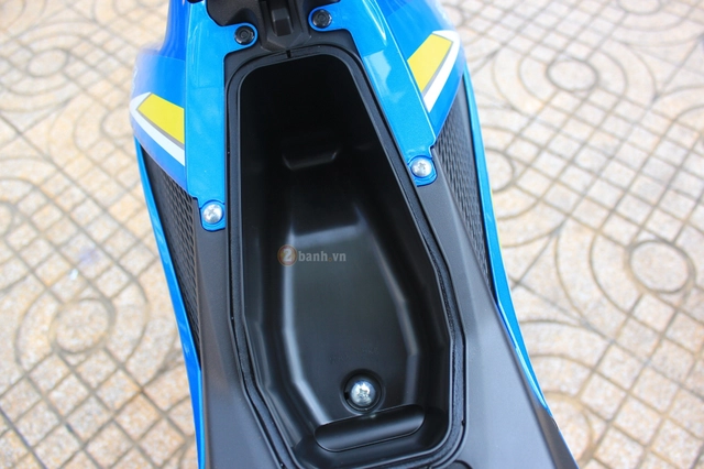 
Ngoài ra, Suzuki Satria F150 FI 2017 còn có những tính năng mới tiện nghi hơn như ngăn chứa đồ nằm giữa thân xe. Để mở ngăn chứa đồ này, người lái cần dùng đến chìa khóa. Nhờ đó, người lái có thể cất một số vật dụng cá nhân nhỏ để khỏi vướng víu khi di chuyển.
