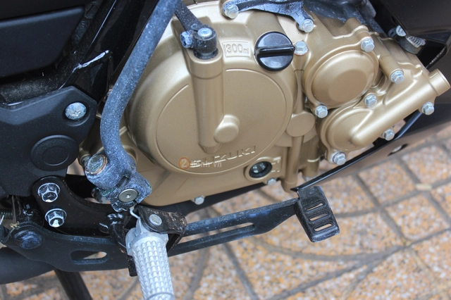 
Trái tim của Suzuki Satria F150 FI 2017 là khối động cơ xy-lanh đơn, 4 kỳ, DOHC, 4 van, dung tích 147,4 cc và hộp số 6 cấp. Động cơ tạo ra công suất tối đa 18,2 mã lực tại vòng tua máy 10.000 vòng/phút và mô-men xoắn cực đại 13,8 Nm tại vòng tua máy 8.500 vòng/phút.
