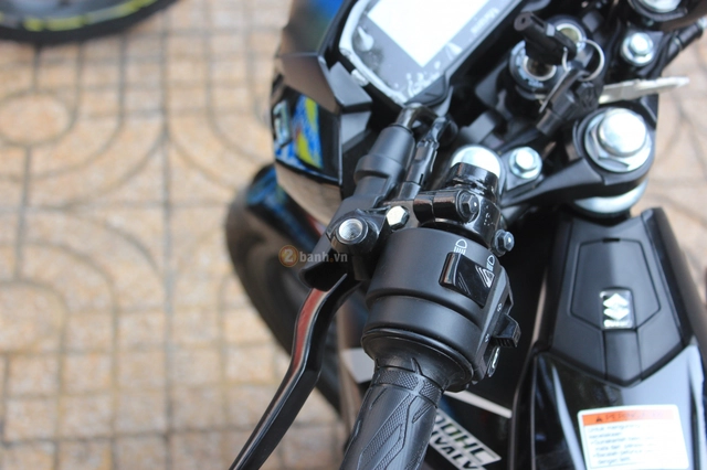 
Tại thị trường Indonesia, Suzuki Satria F150 FI 2017 có 2 phiên bản là tiêu chuẩn và thể thao. Phiên bản tiêu chuẩn có 3 màu là đen, trắng và đỏ-đen. Trong khi đó, phiên bản thể thao có 2 màu riêng là đen-đỏ với vành đúc và xanh dương theo phong cách xe đua MotoGP của Suzuki. Suzuki Satria F150 FI 2017 được nhập khẩu về Việt Nam có cả phiên bản tiêu chuẩn màu đen và phiên bản thể thao màu MotoGP.
