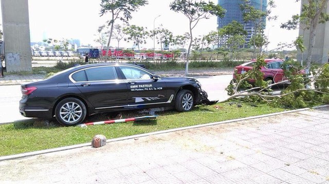 
Chiếc BMW 730Li thế hệ mới tại hiện trường vụ tai nạn.
