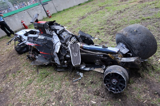 
Chiếc McLaren MP4-31 của Alonso bị hư hỏng nặng hơn cả.
