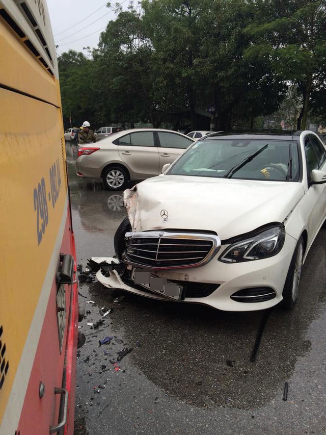Chiếc Mercedes-Benz E400 bị hư hỏng nặng trong vụ tai nạn.