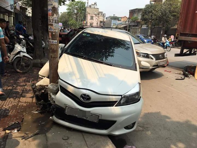 
Toyota Yaris đâm vào cột điện bên đường.
