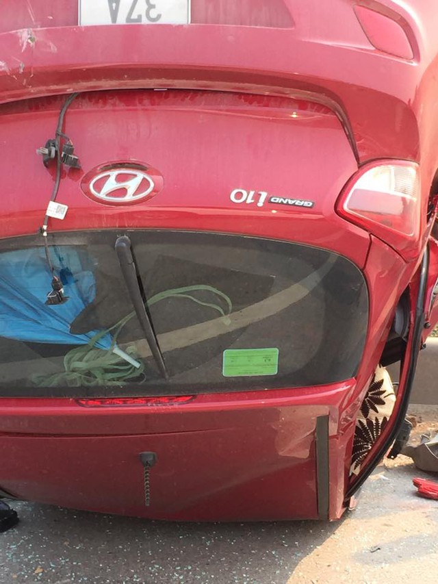 
Hyundai i10 bị lật ngửa. Ảnh: Otofun
