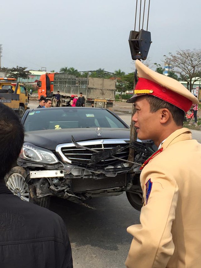 
Chiếc Mercedes-Benz được xe cứu hộ đưa ra khỏi hiện trường vụ tai nạn. Ảnh: Otofun

