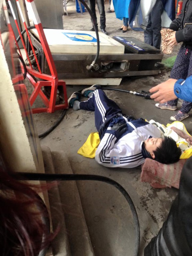 
Nam học sinh bị gãy chân nằm tại cây xăng. Ảnh: Huy Vinh/Otofun

