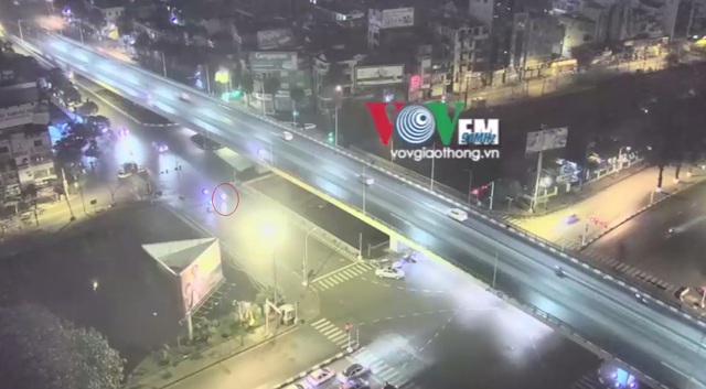 
Chiếc xe máy di chuyển từ Trần Duy Hưng sang Nguyễn Chí Thanh. Ảnh cắt từ video
