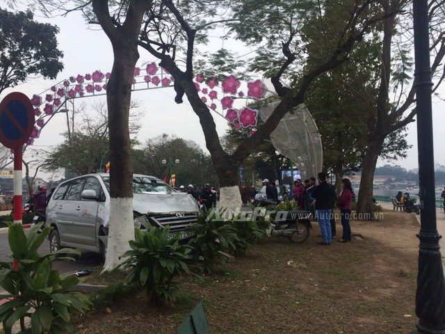 
Khoảng 14 giờ chiều nay, ngày 17/2/2016, trên đường Thanh Niên thuộc quận Tây Hồ, Hà Nội, đã xảy ra một vụ tai nạn liên quan đến hai chiếc ô tô mang nhãn hiệu Toyota Innova và Honda CR-V. Theo các nhân chứng tại hiện trường, vào thời điểm trên, chiếc Toyota Innova màu bạc đang di chuyển trên đường Thanh Niên theo hướng từ Quán Thánh lên đê Yên Phụ thì bất ngờ bị mất lái.
