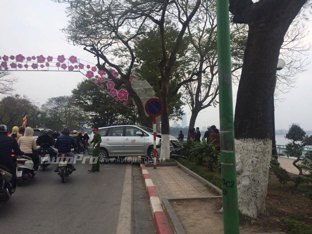 
Vụ tai nạn đã khiến làn đường từ An Dương đi Thụy Khuê của đường Thanh Niên bị ùn tắc. Lực lượng chức năng đã nhanh chóng có mặt tại hiện trường vụ tai nạn để điều tiết giao thông và làm rõ nguyên nhân vụ tai nạn.

