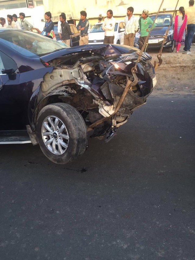 
Chiếc ô tô Mahindra XUV500 cũng bị hư hỏng nặng.
