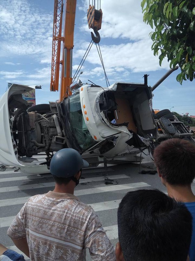 Phần đầu kéo bị hư hỏng nặng.