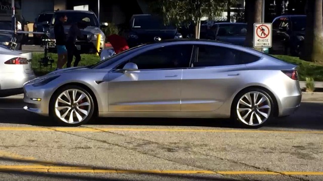 
Tesla Model 3 lần đầu xuống phố.
