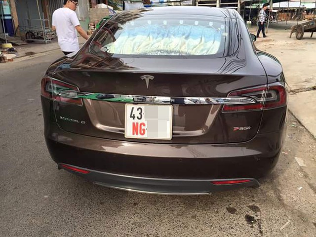 
Chiếc Tesla Model S đeo biển ngoại giao tại Đà Nẵng. Ảnh: Facebook
