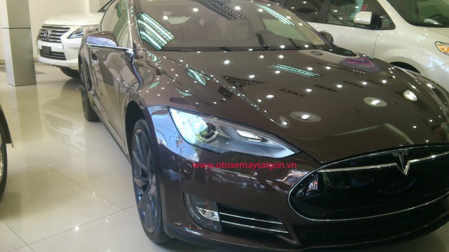 
Chiếc Tesla Model S màu nâu trong showroom tại Sài Gòn. Ảnh: Otosaigon
