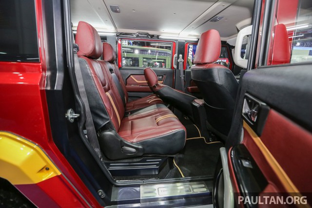 
Nội thất của Thairung Transformer II có đủ chỗ cho 5 người ngồi, tương tự Toyota Hilux.
