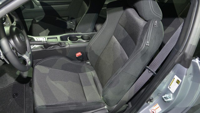 
Bên trong Toyota 86 2017, thiết kế nội thất gần như không thay đổi so với trước. Các kỹ sư của hãng Toyota chỉ đưa chất liệu bọc ghế mới với đường chỉ khâu màu đối lập vào trong 86 2017.
