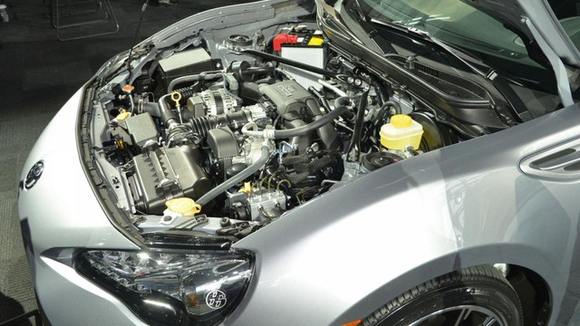 
Trái tim của Toyota 86 2017 là khối động cơ 4 xy-lanh, dung tích 2.0 lít quen thuộc. Khi kết hợp với hộp số sàn, động cơ tạo ra công suất tối đa 205 mã lực và mô-men xoắn cực đại 156 lb-ft. Công suất tối đa tương ứng của động cơ khi đồng hành với hộp số tự động là 200 mã lực như cũ.
