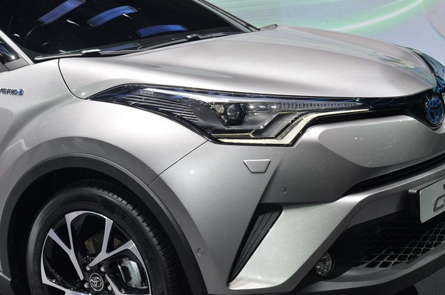 
Bản trang bị cao cấp của Toyota C-HR sẽ có thêm đèn pha LED toàn phần, đèn xi-nhan sáng tuần tự và đèn hậu dạng LED. Tay nắm cửa sau nằm cao vì được tích hợp vào trụ C để tạo cảm giác như xe coupe.
