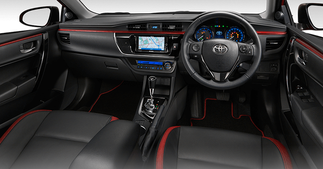 Riêng Toyota Corolla Altis ESport Nurburgring Edition có thêm ghế bọc da màu đen với điểm nhấn màu đỏ, dòng chữ ESport thêu trên ghế, bộ phụ kiện màu đỏ, vô lăng bọc da, cần số mới, thảm sàn màu đen-đỏ và hệ thống thông tin giải trí cao cấp hơn với đầu DVD cũng như tính năng định vị.