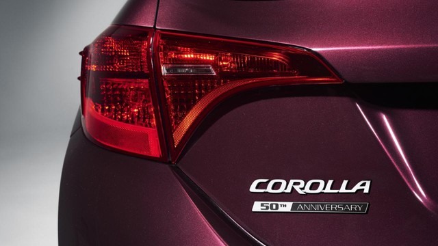 
Hãng Toyota chỉ lên kế hoạch sản xuất đúng 8.000 chiếc Corolla 50th Anniversary Edition. Hiện giá bán của xe chưa được công bố.
