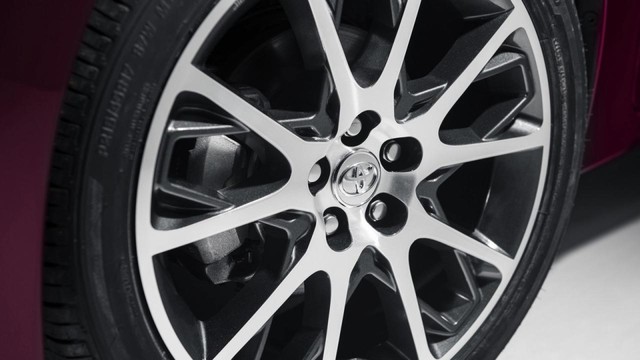 
Cụ thể, Toyota Corolla 50th Anniversary Edition được trang bị bộ vành hợp kim 17 inch với những điểm nhấn màu xám tối.
