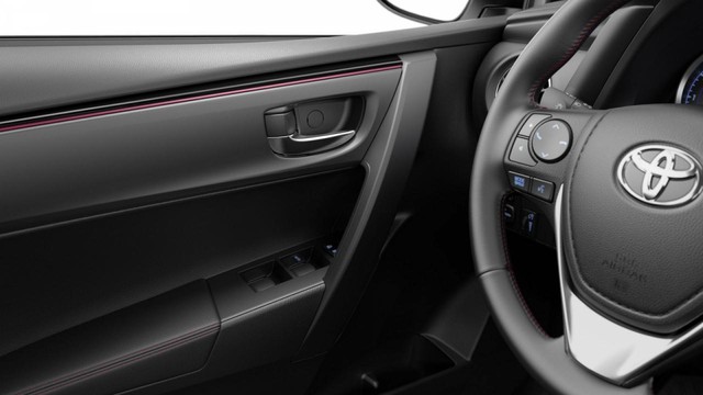 
Chưa hết, Toyota Corolla 50th Anniversary Edition còn có màn hình đa thông tin 4,2 inch dành cho người lái. Bên cạnh đó là màn hình cảm ứng 7 inch của hệ thống thông tin giải trí, kết hợp với dàn âm thanh Entune và tính năng định vị.
