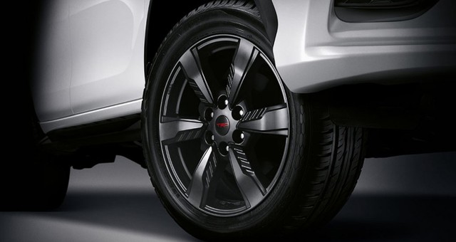 Bên cạnh đó là logo TRD Sportivo xuất hiện khắp nơi, bộ vành TRD 20 inch với 6 chấu màu đen và lốp Dunlop 265/50. Đó là còn chưa kể đến hệ thống phanh nâng cấp và hệ thống treo Sportivo, bao gồm cả lò xo lẫn giảm chấn.