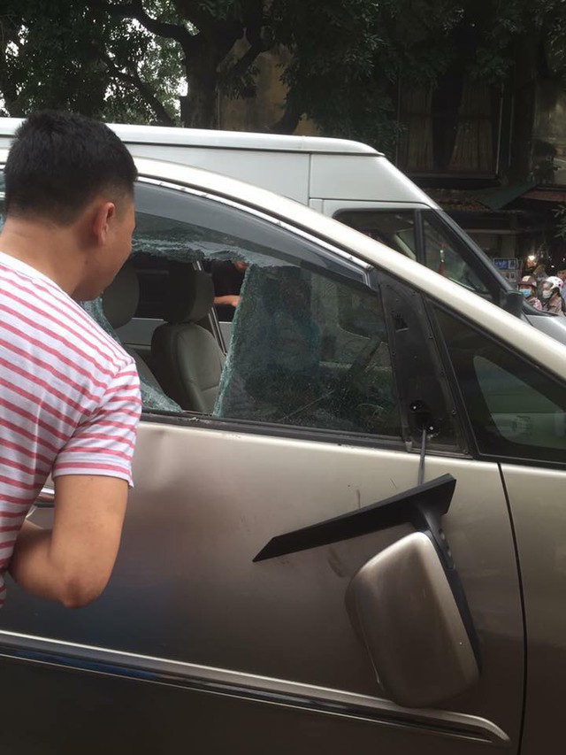 
Cửa kính bên ghế phụ lái của chiếc Toyota Innova bị ném đá nên vỡ mảng lớn. Gương chiếu hậu bị gãy gập. Ảnh: Otofun
