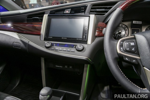 Bên trong Toyota Innova Q 2016 có cửa gió điều hòa cho cả 3 hàng ghế. Cụm điều khiển trung tâm còn đi kèm nút bấm chỉnh hệ thống đèn viền dạng LED như xe sang của Toyota Innova 2016 bản cao cấp nhất.