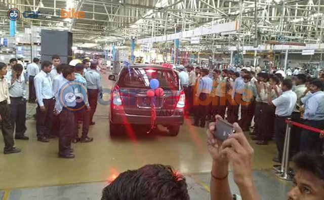 
Các công nhân tại nhà máy của Toyota ở Ấn Độ vây quanh chiếc Innova thế hệ cũ cuối cùng xuất xưởng.
