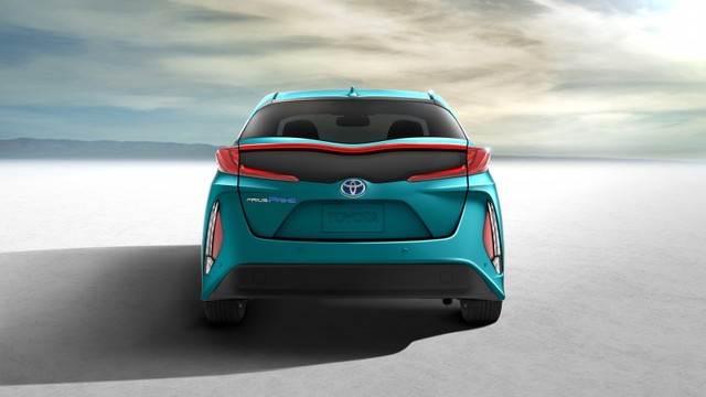 Bên dưới là mô-đun hình tam giác, chứa đèn xi-nhan và đèn báo lùi cũng giống Toyota Mirai.