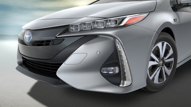 Nằm giữa hai đèn pha là lưới tản nhiệt màu đen lấy cảm hứng từ Toyota Crown Athlete dành cho thị trường Nhật Bản. Nhờ đó, Toyota Prius Prime 2017 có thiết kế tạo cảm giác liên kết hơn Prius thông thường. Ngoài ra, trên đầu xe còn có dải đèn LED chiếu sáng ban ngày nằm dọc ở hai bên cản va trước, giống Toyota Mirai.
