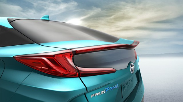 
Để giảm trọng lượng, Toyota Prius Prime 2017 được trang bị nắp cốp bằng sợi carbon. Đây có lẽ là mẫu xe thương mại đầu tiên được trang bị tương tự. Thêm vào đó là thân vỏ bằng thép cường lực và nắp capô làm từ nhôm.
