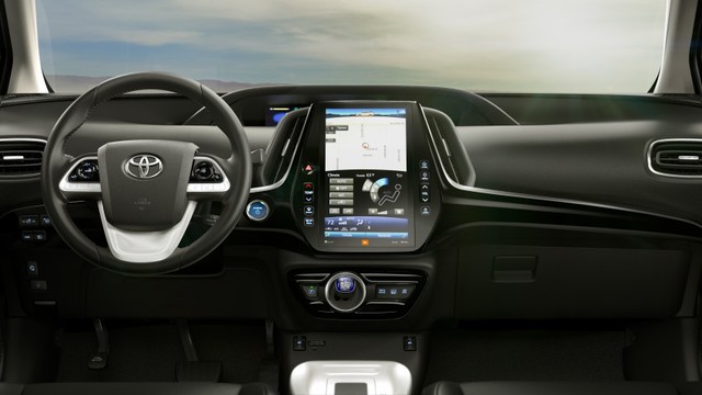 
Bên trong Toyota Prius Prime 2017 xuất hiện nhiều thay đổi hơn so với Prius thông thường. Có thể kể đến màn hình cảm ứng nằm dọc với kích thước 11,6 inch tương tự Tesla Model S. Bên cạnh đó là các ứng dụng dành cho điện thoại thông minh, giúp hiển thị tình trạng pin của xe, địa điểm sạc, chỉnh hệ thống điều hòa và truy cập mạng xã hội.
