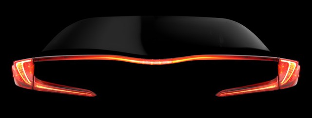 
Đằng sau xe có cụm đèn hậu dạng LED hình chữ C. Nối giữa hai đèn pha là thanh nằm ngang màu đen, tích hợp đèn phanh thứ ba. Đây là thiết kế hoàn toàn khác so với cụm đèn hậu nằm dọc của Toyota Prius 2016 thông thường.
