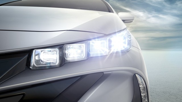 
Toyota Prius Prime 2017 đi kèm phần đầu và đuôi xe hoàn toàn mới. Toyota Prius 2016 tiêu chuẩn được trang bị cụm đèn pha hình boomerang. Trong khi đó, Toyota Prius Prime 2017 lại đi kèm đèn pha nằm ngang thông thường với 4 mô-đun LED mỗi bên. Theo hãng Toyota, đèn pha của Prius Prime 2017 sáng như kim cương trong đêm tối.
