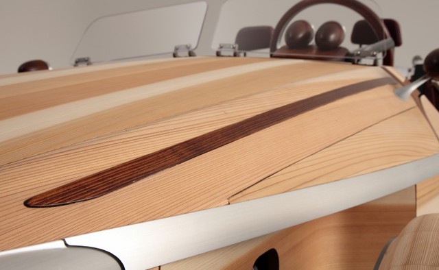 
Rất nhiều loại gỗ đã được dùng để chế tạo chiếc ô tô 2 bánh độc đáo của Toyota. Ở bên ngoài, hãng Toyota dùng gỗ tuyết tùng Nhật Bản. Đây là loại gỗ có vân sống động và tinh tế. Đồng thời, gỗ tuyết tùng cũng là loại vật liệu rất linh hoạt.
