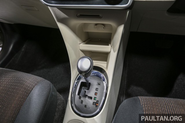 
Bên dưới là cụm điều khiển trung tâm với nút chỉnh điều hòa, cần số và hộc chứa đồ. Ghế của Toyota Sienta 2016 tại Đông Nam Á khác với xe ở Nhật Bản.
