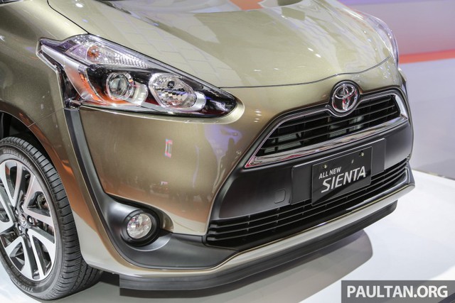 
Ở phiên bản 2016, Toyota Sienta sở hữu thiết kế khá độc đáo với cụm đèn pha vuốt về phía sau. Bên cạnh đó là lưới tản nhiệt hình thang khá rộng và cản va hầm hố, tích hợp đèn sương mù.
