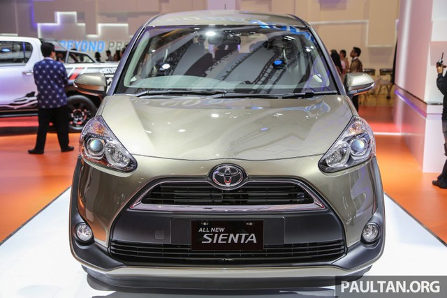 
Sau những thông tin rò rỉ, cuối cùng mẫu xe gia đình 7 chỗ Toyota Sienta 2016 cũng chính thức trình làng tại triển lãm xe quốc tế Indonesia (IIMS) 2016. Đúng như thông tin từ trước đó, Toyota Sienta 2016 có giá nằm giữa Innova và Avanza, cụ thể là dao động từ 230 - 295 triệu Rupiah, tương đương 389 - 499 triệu Đồng.
