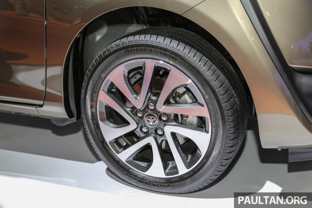 
Các trang thiết bị tiêu chuẩn của Toyota Sienta 2016 bao gồm đèn pha Halogen, la-zăng 15 inch bằng thép với nắp nhựa, cửa trượt dạng cơ, điều hòa không khí chỉnh tay, hệ thống giải trí 2-DIN với cổng USB, AUX và CD/MP3 cùng nội thất màu đen.
