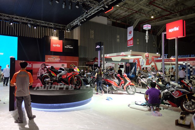 
Gian trưng bày Moto Guzzi và Aprilla cũng đã sẵn sàng cho ngày khai mạc triển lãm mô tô - xe máy Việt Nam.
