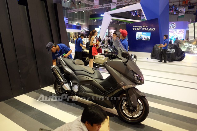 
Yamaha nổi bật với màu xanh thiên thanh đặc trưng của mình. Trong triển lãm lần đầu tiên tổ chức tại Việt Nam, Yamaha sẽ trưng bày những mẫu xe trọng yếu như Grande, Acruzo và R3. Trong ảnh là chiếc xe ga Yamaha Tmax.
