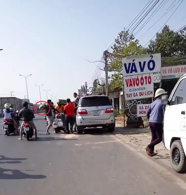 
Nhóm phượt dùng mũ bảo hiểm để đánh người lái ô tô. Ảnh cắt từ video
