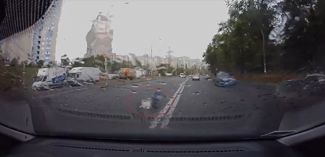 
Người đàn ông bị văng ra khỏi xe. Ảnh cắt từ video
