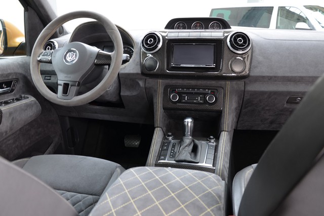 
Phong cách hầm hố tiếp tục được áp dụng bên trong nội thất với chất liệu bọc bằng da và Alcantara. Hãng độ MTM cũng đưa các chi tiết bằng sợi carbon, đồng hồ phụ và hệ thống thông tin với định vị vệ tinh toàn cầu GPS và TV vào bên trong Volkswagen Amarok V8 Passion Desert Edition.
