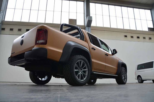 
Volkswagen Amarok V8 Passion Desert Edition gây ấn tượng với bộ cánh ngoại thất 2 màu đen và cam mờ. Trong đó, khung bảo vệ đầu xe và hốc bánh loe ra đều được sơn màu đen đối lập.
